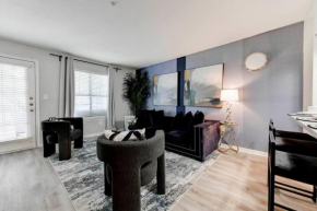 6 min to DT~pool~free parking~2king bed & 2bath